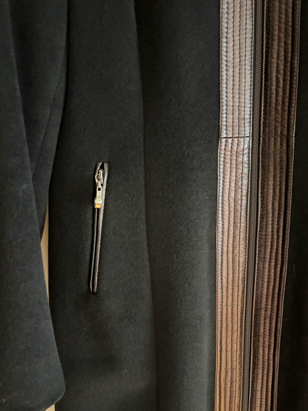 Raffinati long black wool coat with leather trim - Picture 7 of 15